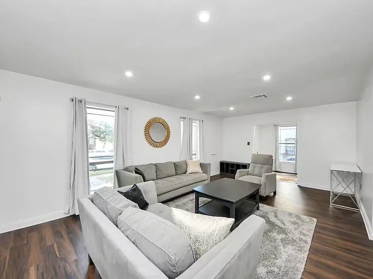 3217 Binz St — Photo 3