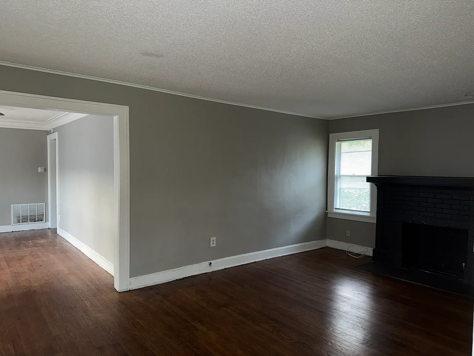 3 bed, 900 sqft, $895 — Photo 2