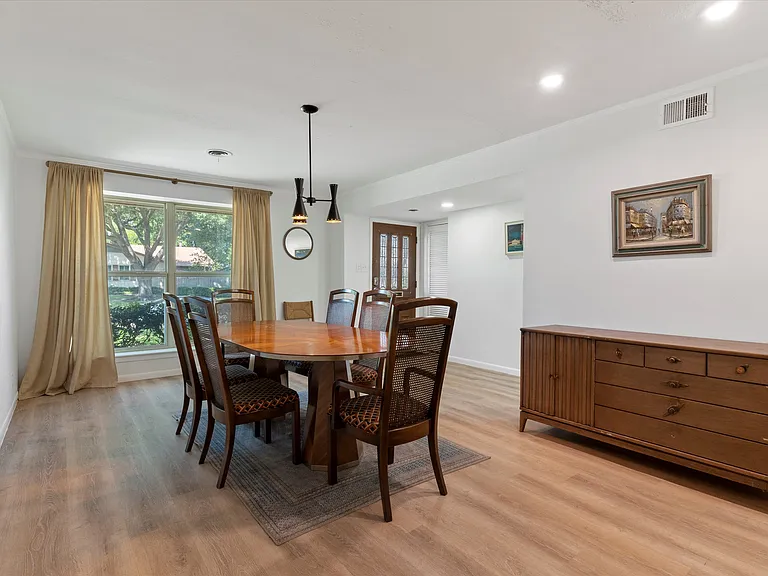 1201 Farnham Ct W — Photo 3