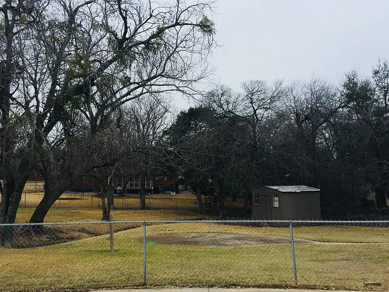 400 White Oak Dr — Photo 3