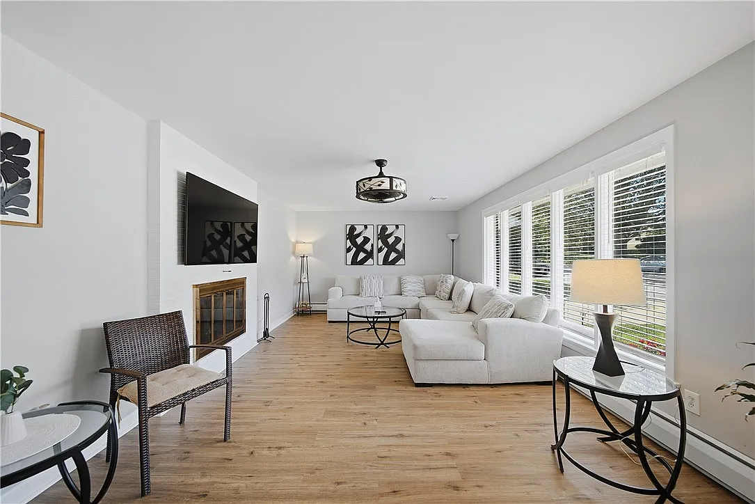 3 bed, 3.0 bath, 2669 sqft, $4,900 — Photo 2