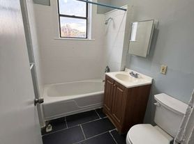 402-404 Hawthorne Ave