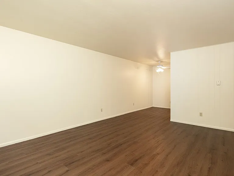 Avante Apartments - Charming, Centrally Located Building with Off Street Parking! — Photo 11