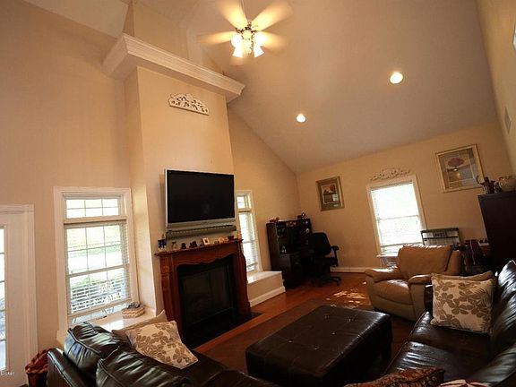 4th image of 16 Glencove St