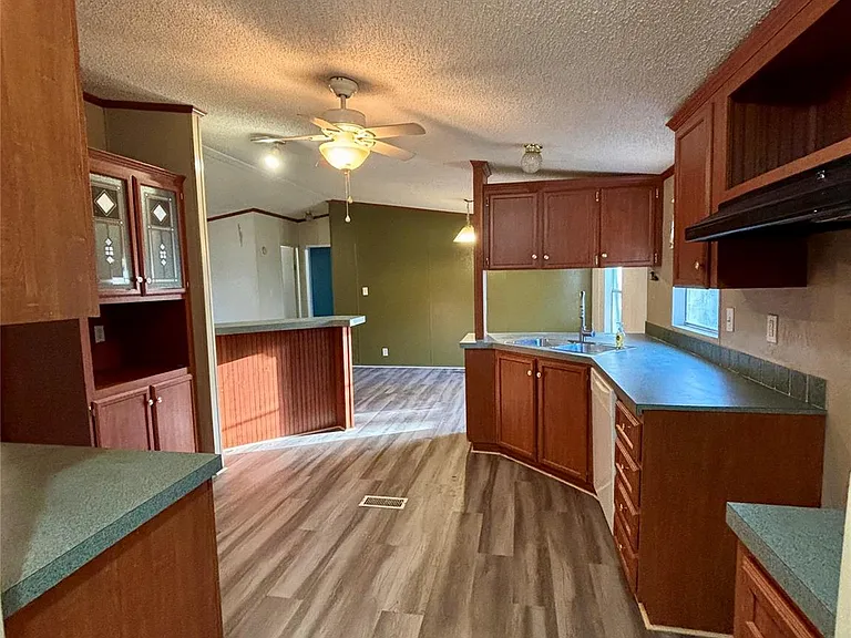 111 Lakeside Woods Dr — Photo 8