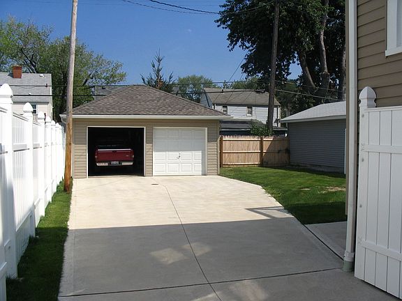 full vinyl fenced yard 