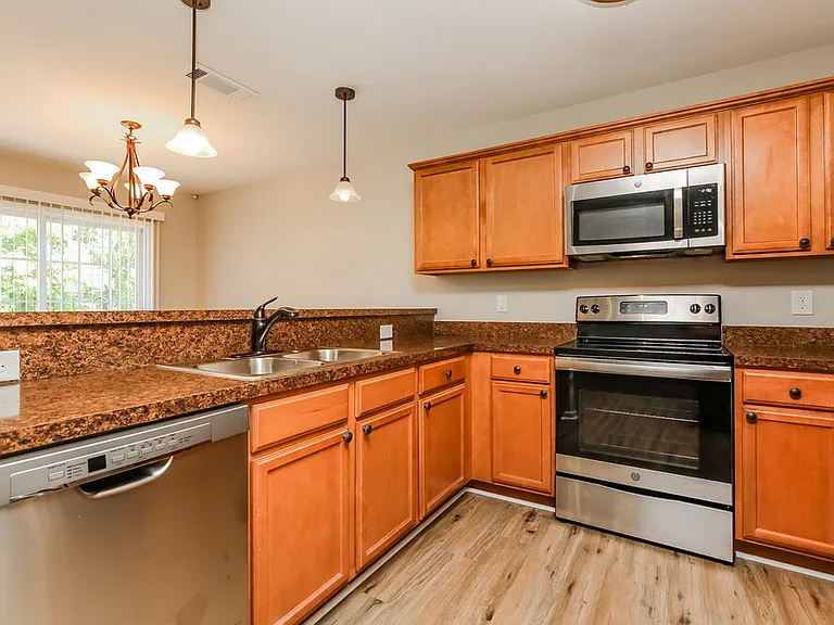 183 Lyndhurst Dr — Photo 7