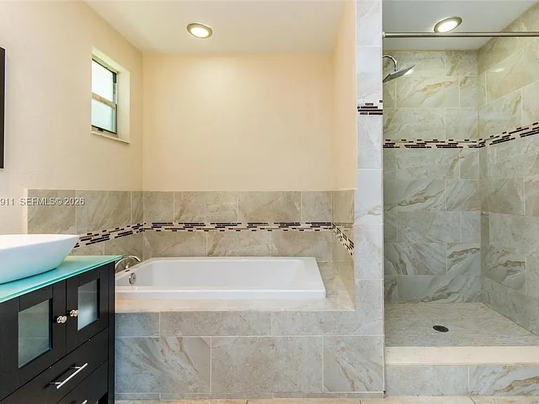 1529 Bayview Dr — Photo 24