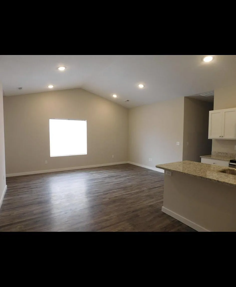 628 E Martens Dr — Photo 4