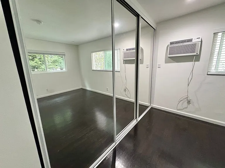 307 S Clark Dr — Photo 22