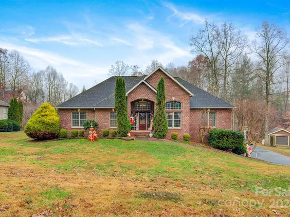 1114 Waterford Dr, Hickory, NC 28602