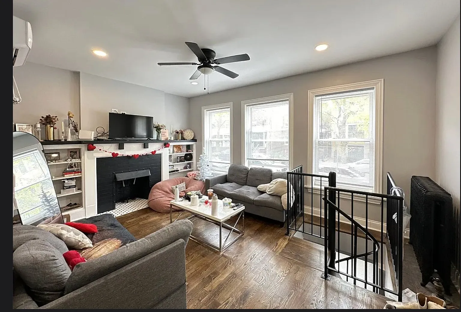 Large 4 Bed 2 Bath Duplex Down in Edgewater — Photo 1