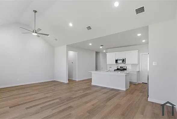 5 bed, 2937 sqft, $3,912 — Photo 4