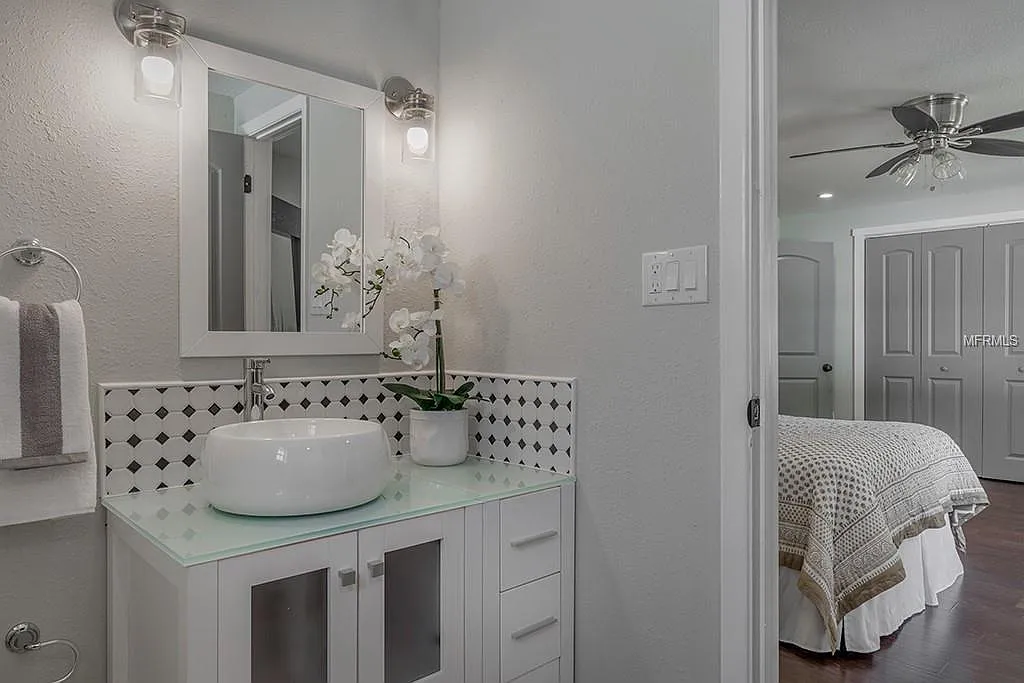1010 E Knollwood St — Photo 2