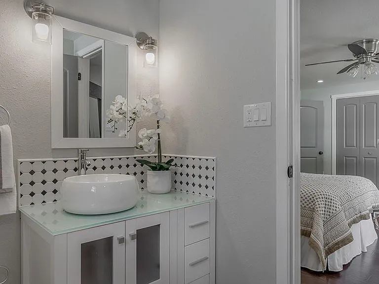 1010 E Knollwood St — Photo 2