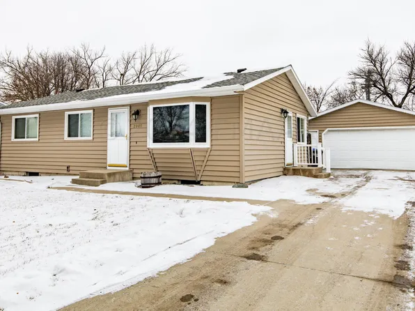 2905 Madison Ave N, Fargo, ND 58102