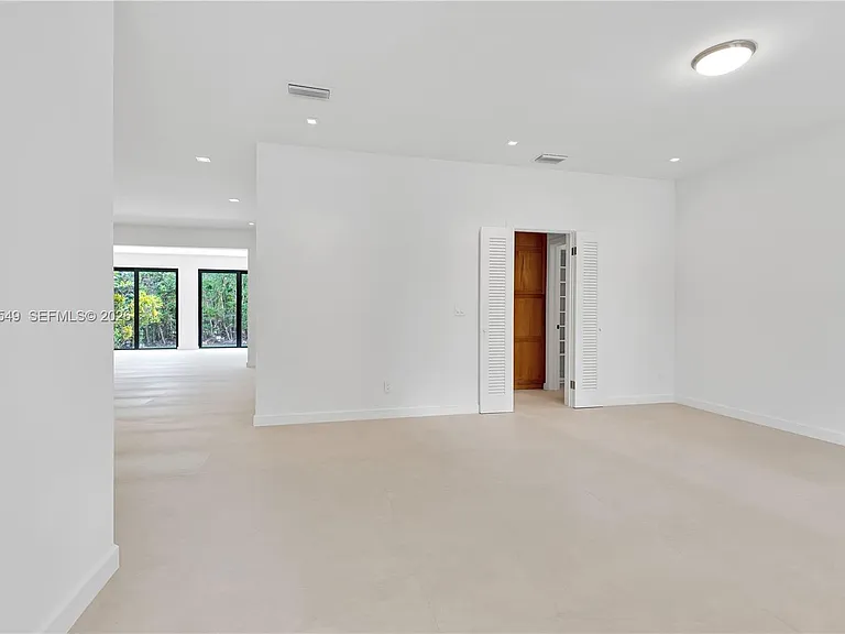 950 Bayamo Ave — Photo 17