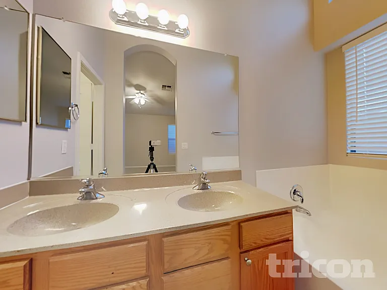 15833 W Moreland St — Photo 11