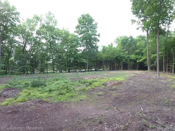 1700 Imperial Dr, Highland, MI 48356