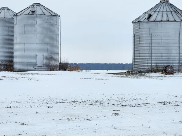 497 Timber Creek Rd, Dixon, IL 61021