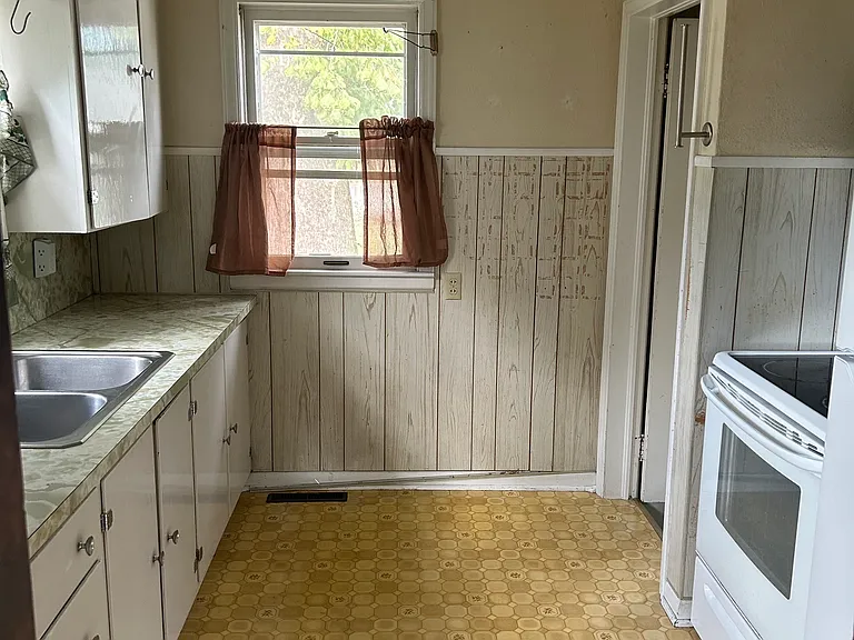 307 N Pine St — Photo 5
