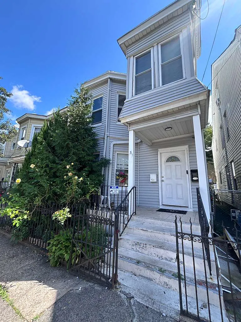 3 bed, 1000 sqft, $2,200 — Photo 1