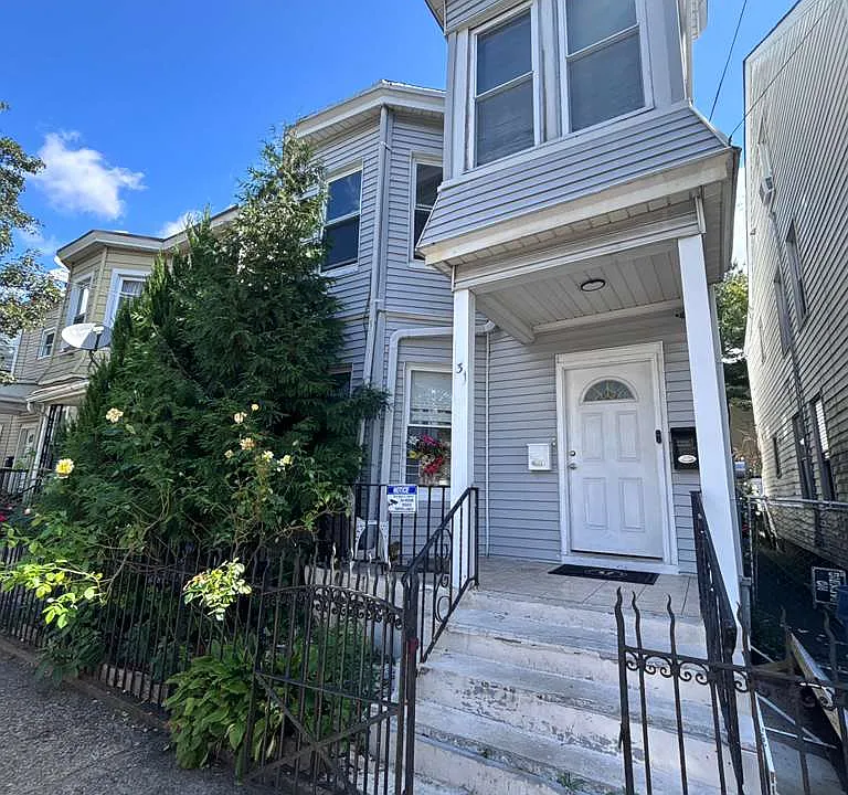 31 E 13th St #2