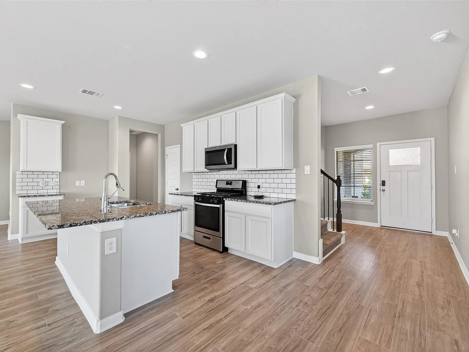 4 bed, 2.5 bath, 2378 sqft, $2,800 — Photo 4