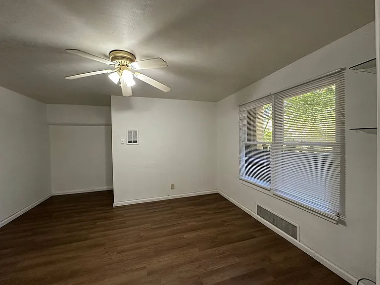 226 N Main St — Photo 5