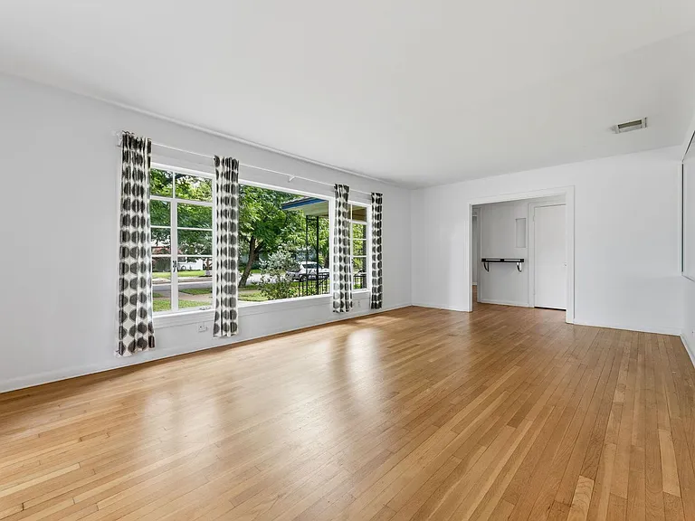 3810 Avenue H — Photo 9