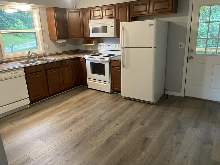4189 Woodland Dr — Photo 2
