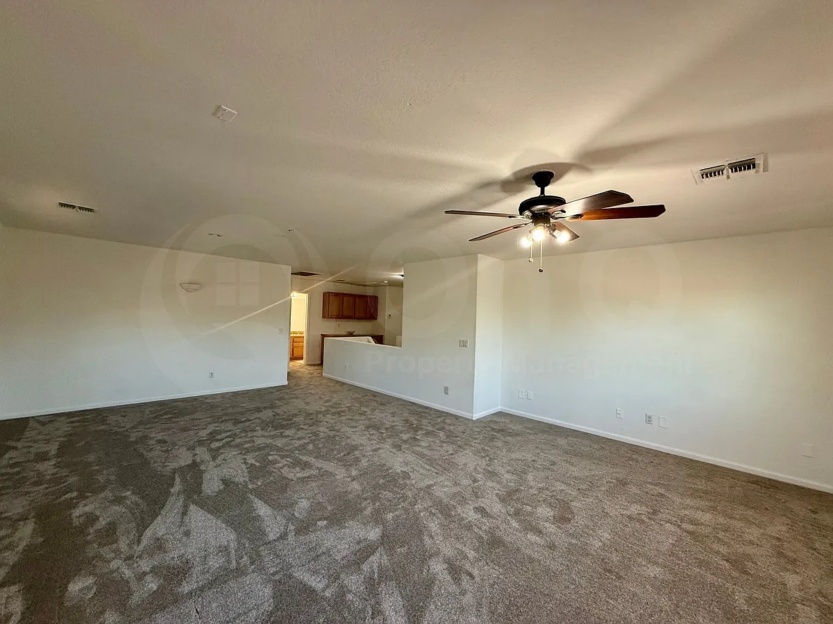 4 bed, 3.0 bath, 2634 sqft, $2,400 — Photo 3