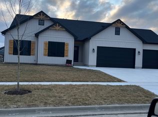 2220 Stratford Ln, Sycamore, IL 60178