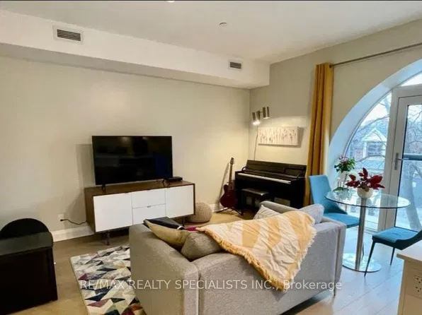 243 Perth Ave Unit 210, Toronto, ON M6P 3X9