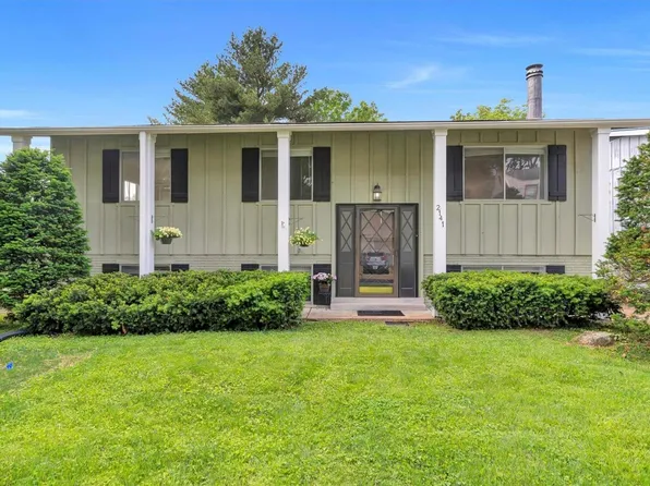 2141 East Dr, Saint Louis, MO 63131
