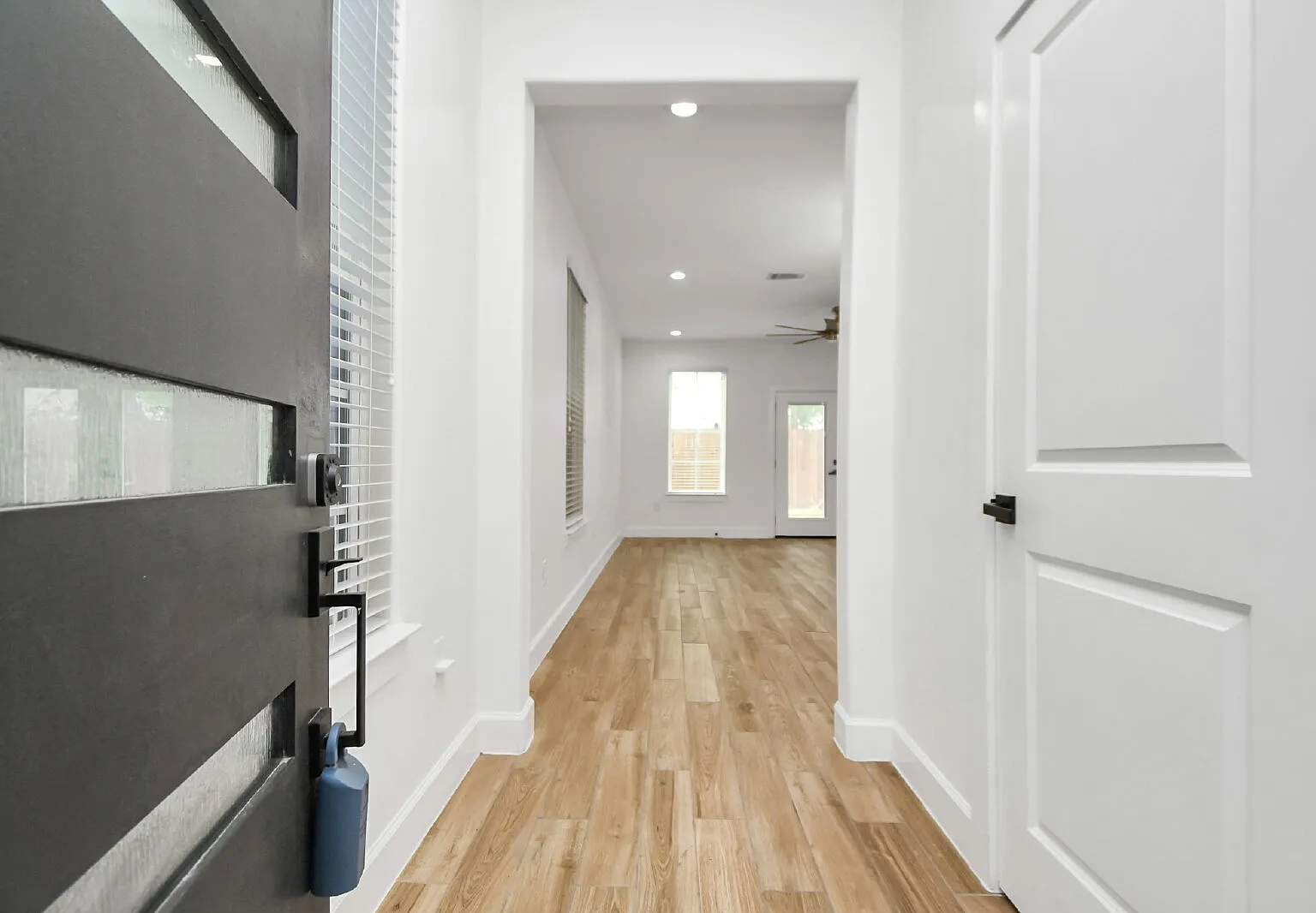 3 bed, 2.5 bath, 1912 sqft, $2,400 — Photo 3