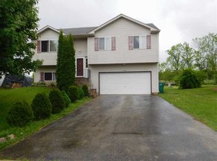 823 S Oak Creek Dr, Genoa, IL 60135