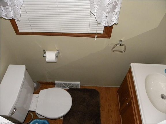 5th image of 164 Longfellow St