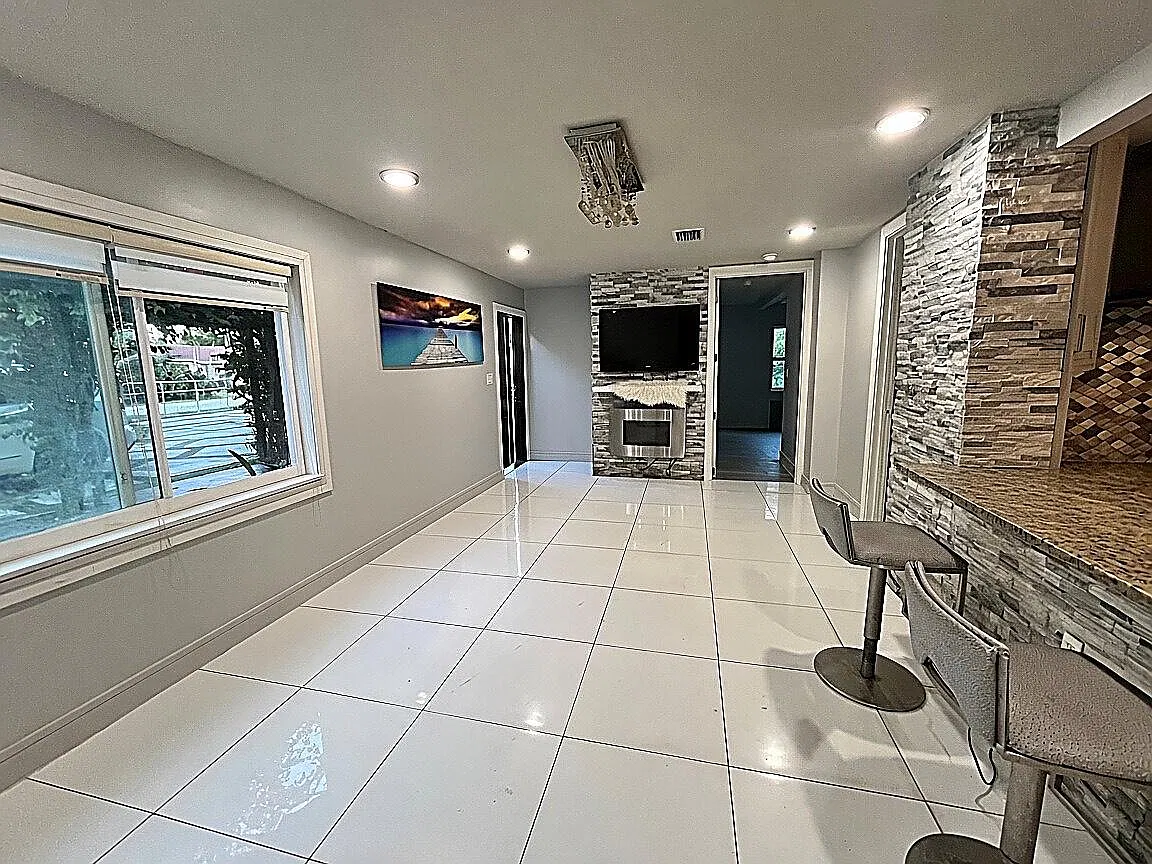 4 bed, 2.5 bath, 1936 sqft, $3,500 — Photo 4