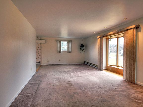 4th image of 110 W 7th St #Townhouse