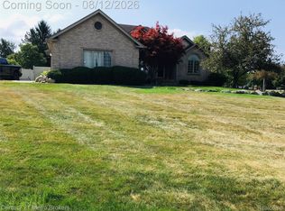 5520 Green Bank Dr, Grand Blanc, MI 48439