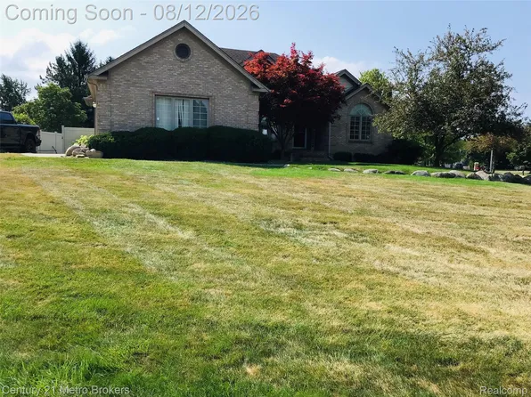 5520 Green Bank Dr, Grand Blanc, MI 48439