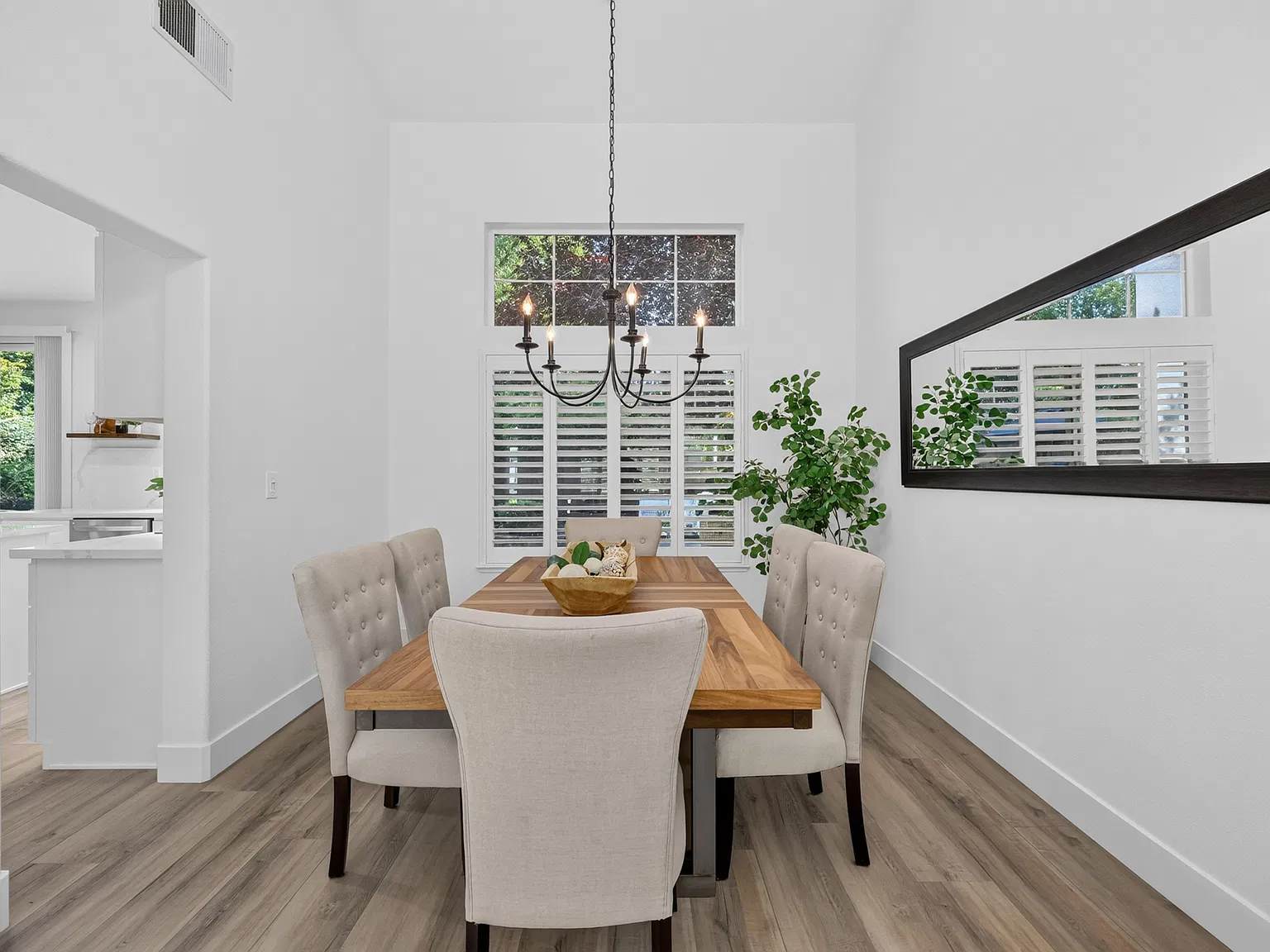 4 bed, 2527 sqft, $4,400 — Photo 4