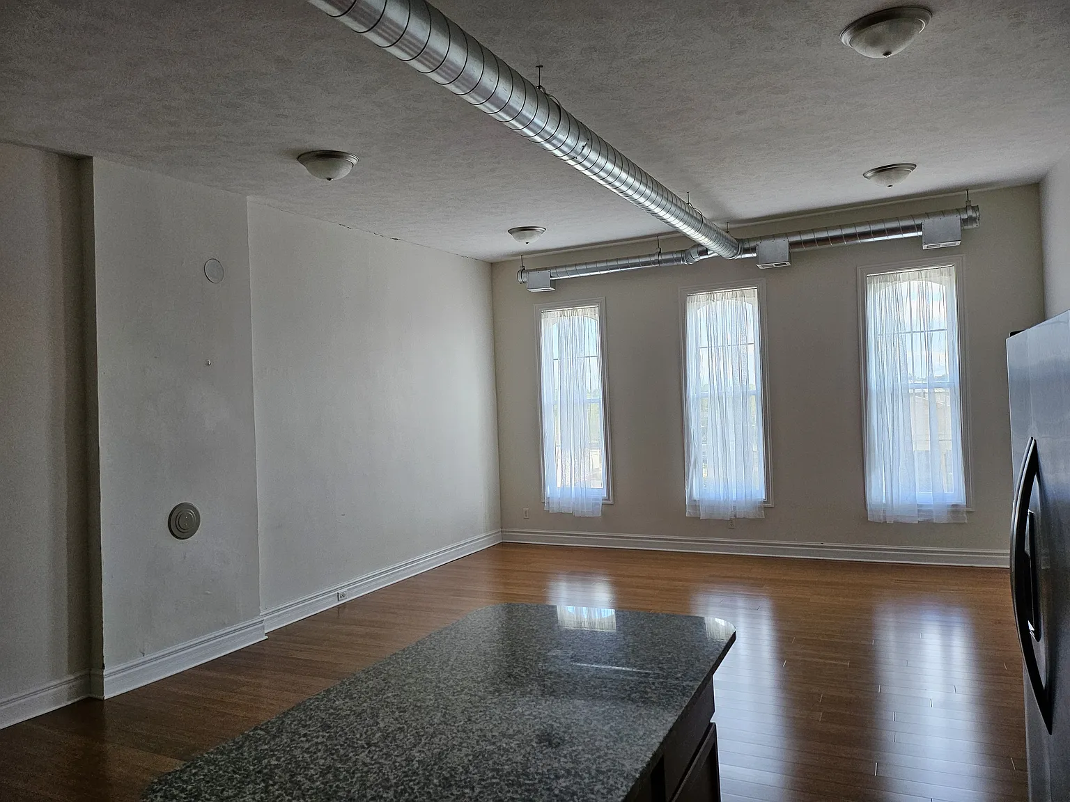 2 bed, 1.5 bath, 1400 sqft, $1,600 — Photo 2