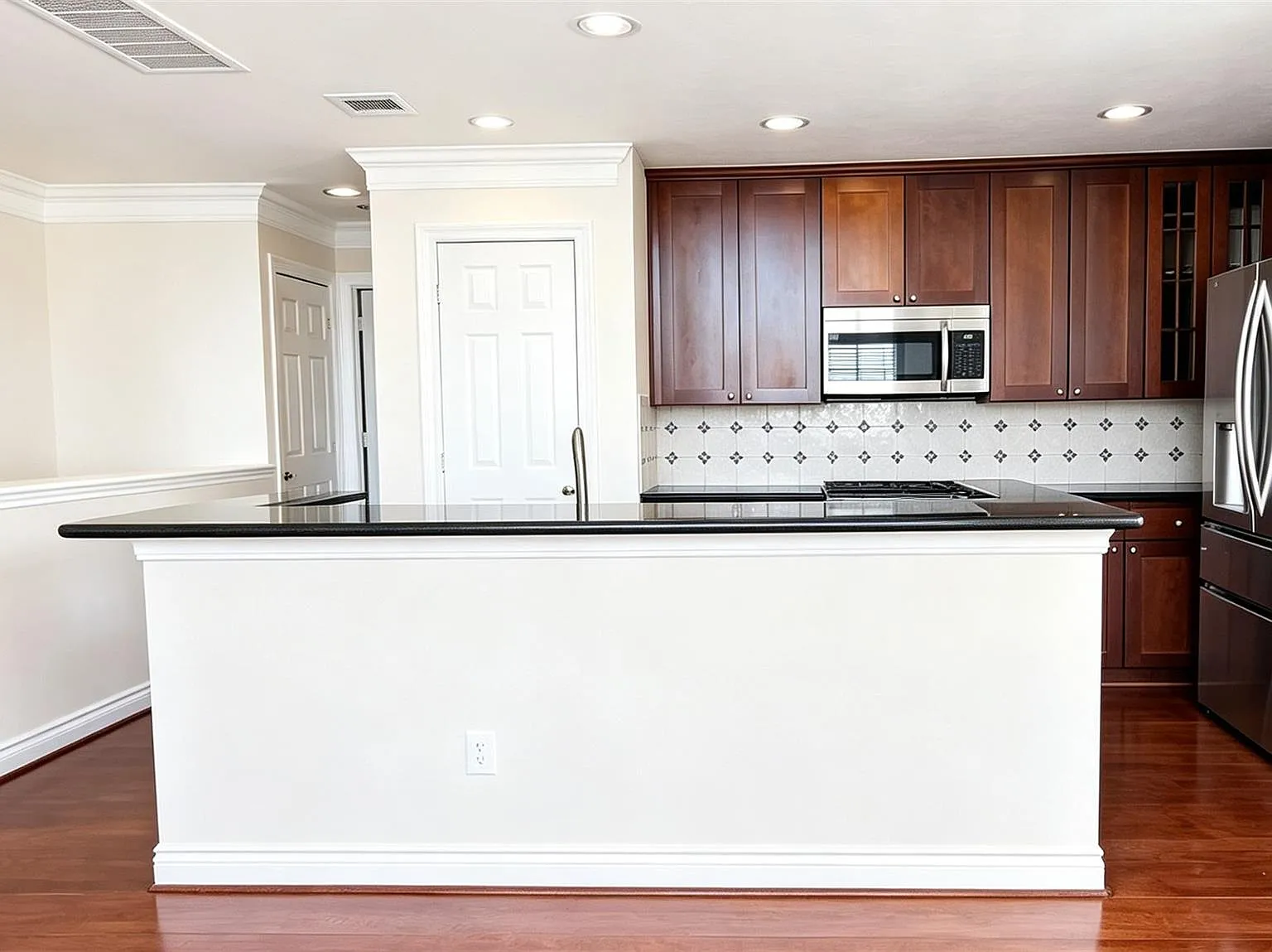 2 bed, 3.0 bath, 1820 sqft, $2,150 — Photo 2
