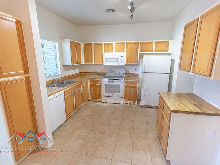 1970 N Hartford St #62 — Photo 11