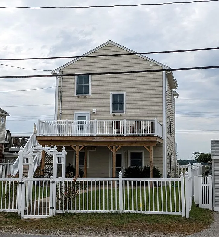3 bed, 2.0 bath, 1872 sqft, $3,000 — Photo 1