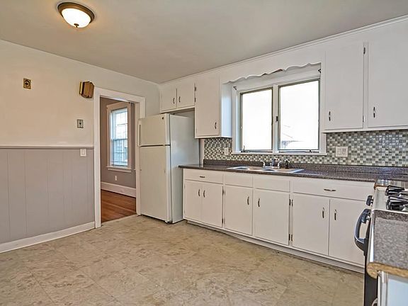 5th image of 169 Sylvan St #1