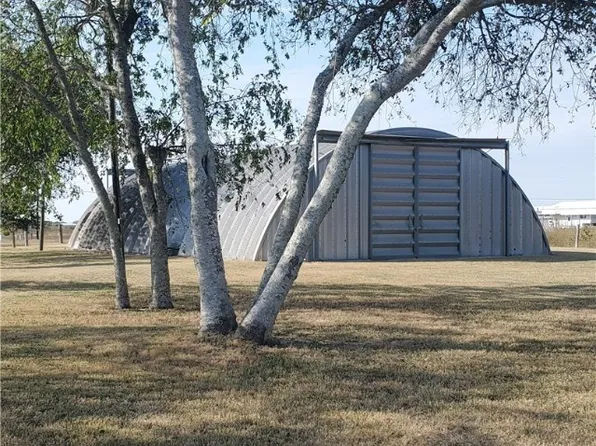 404 S 13th St, Seadrift, TX 77983