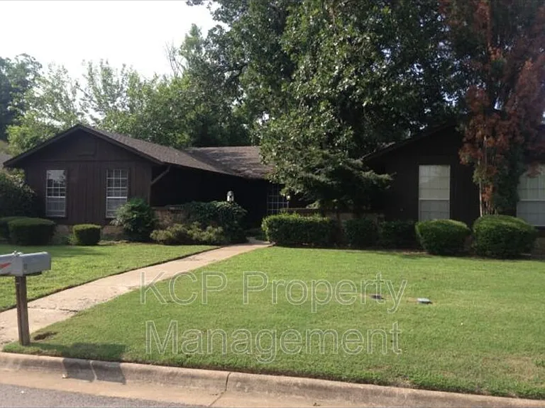 4802 S South Cir #U — Photo 2